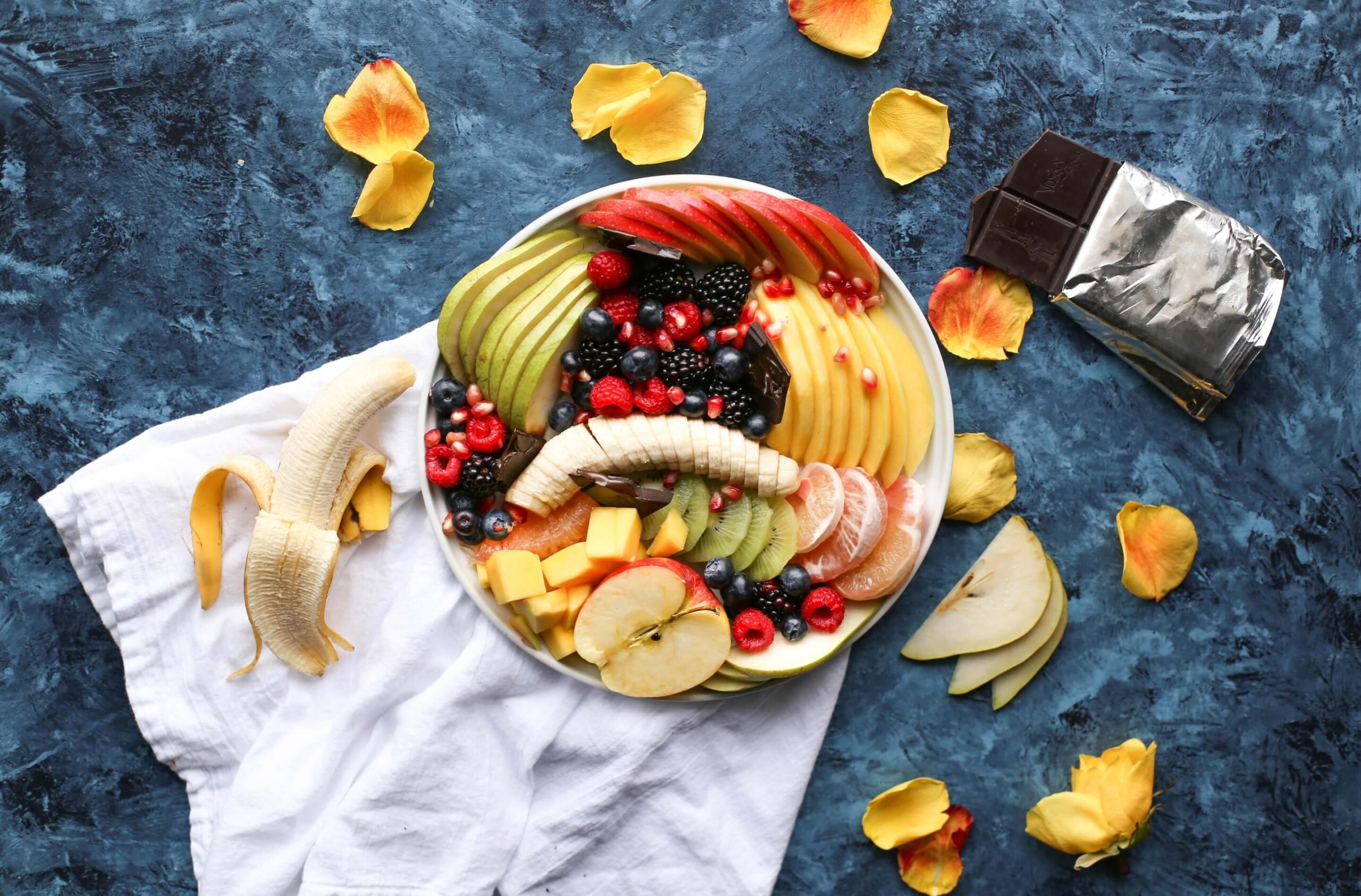 Fruit Platter with Banana, Mango, Berries and Orange – Alberg Os de Balaguer